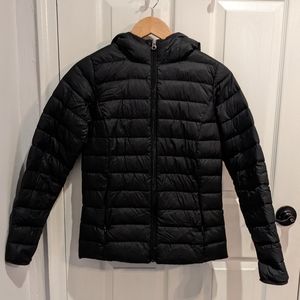 Amazon Essentials Women's Lightweight Water-Resistant Packable hooded puffer